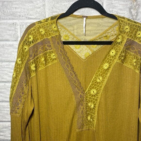 NWT MSRP $78 Free People Lola Lace Trim V-Neck Top Women's Size Large - Picture 6 of 10